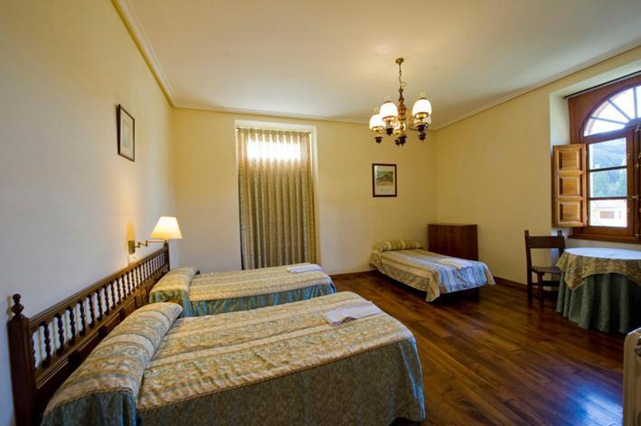 Hotel Restaurante La Casilla Cangas De Narcea Ruang foto