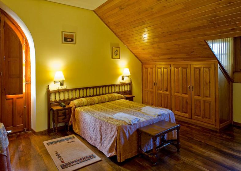 Hotel Restaurante La Casilla Cangas De Narcea Ruang foto