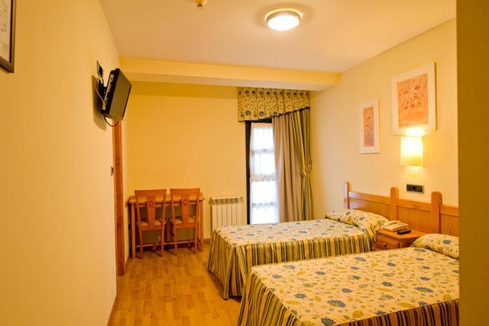Hotel Restaurante La Casilla Cangas De Narcea Ruang foto