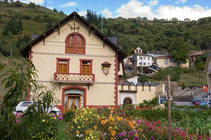 Hotel Restaurante La Casilla Cangas De Narcea Bagian luar foto